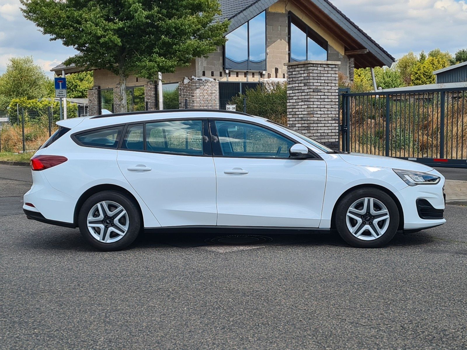 Ford Focus Turnier Cool & Connect - Samsaru's Car Outlet