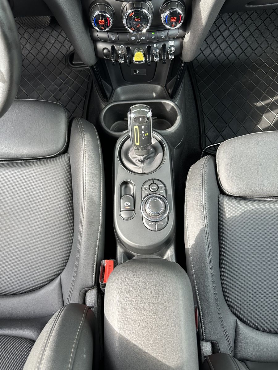 MINI Cooper SE Classic Trim Black - Samsaru's Car Outlet