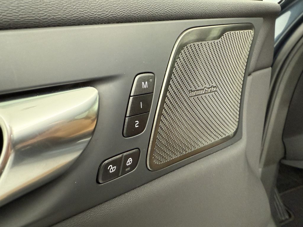 Volvo XC60 T6 Plus Dark Recharge Plug-In Hybrid AWD