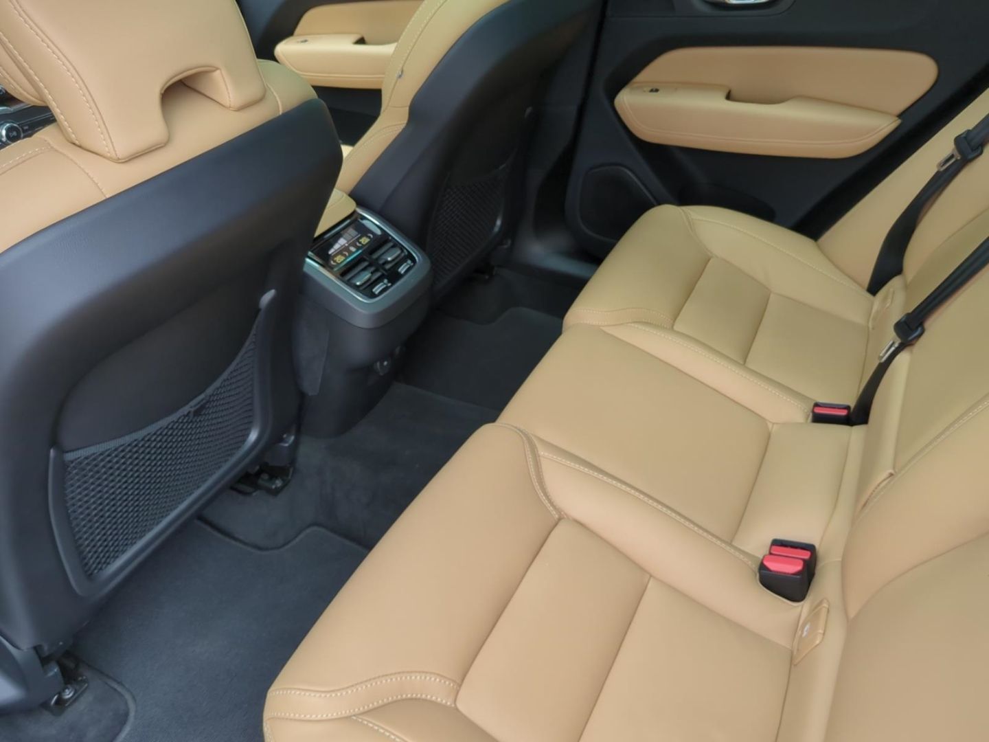 Volvo XC60 B6 AWD Inscription *Luft*SH*Pano*Nappa*