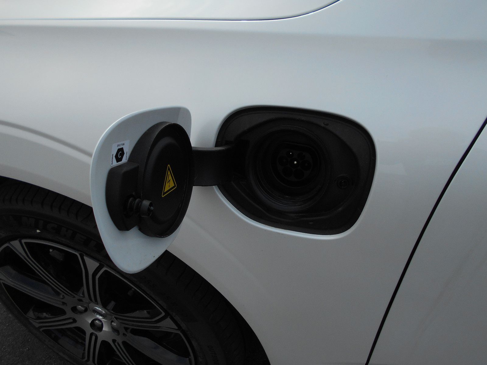 Volvo XC60 Inscription T6 Recharge Plug-In Hybrid AWD - Samsaru's Car Outlet