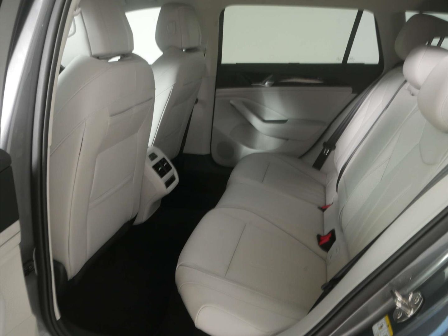 Volkswagen Passat 1.5 eHybrid Elegance DSG AHK/Leder/Matrix