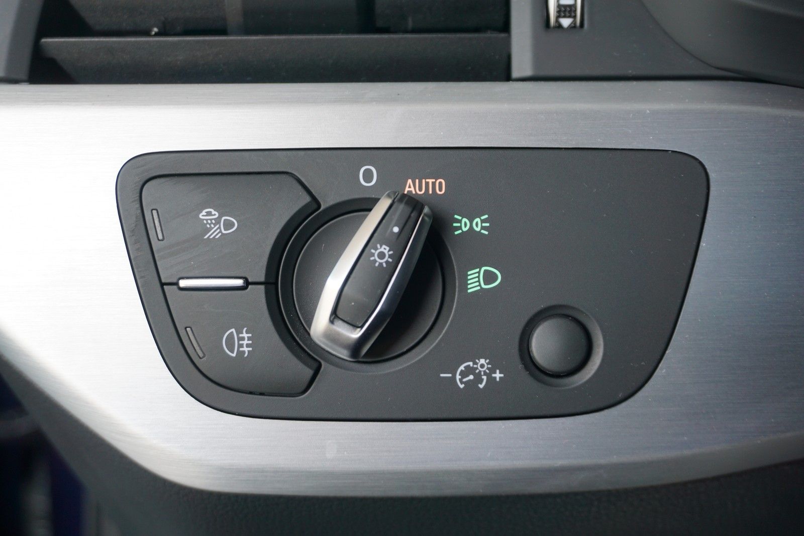 Audi A4 Avant 45 TFSI quattro advanced - Samsaru's Car Outlet