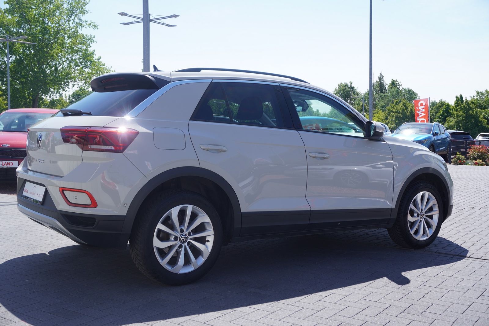 Volkswagen T-Roc 1.5 TSI DSG - Samsaru's Car Outlet