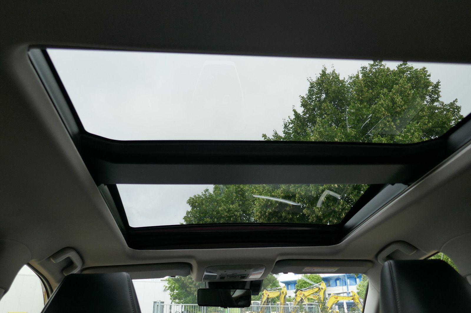 Toyota RAV 4 Hybrid Lounge Allrad - Samsaru's Car Outlet