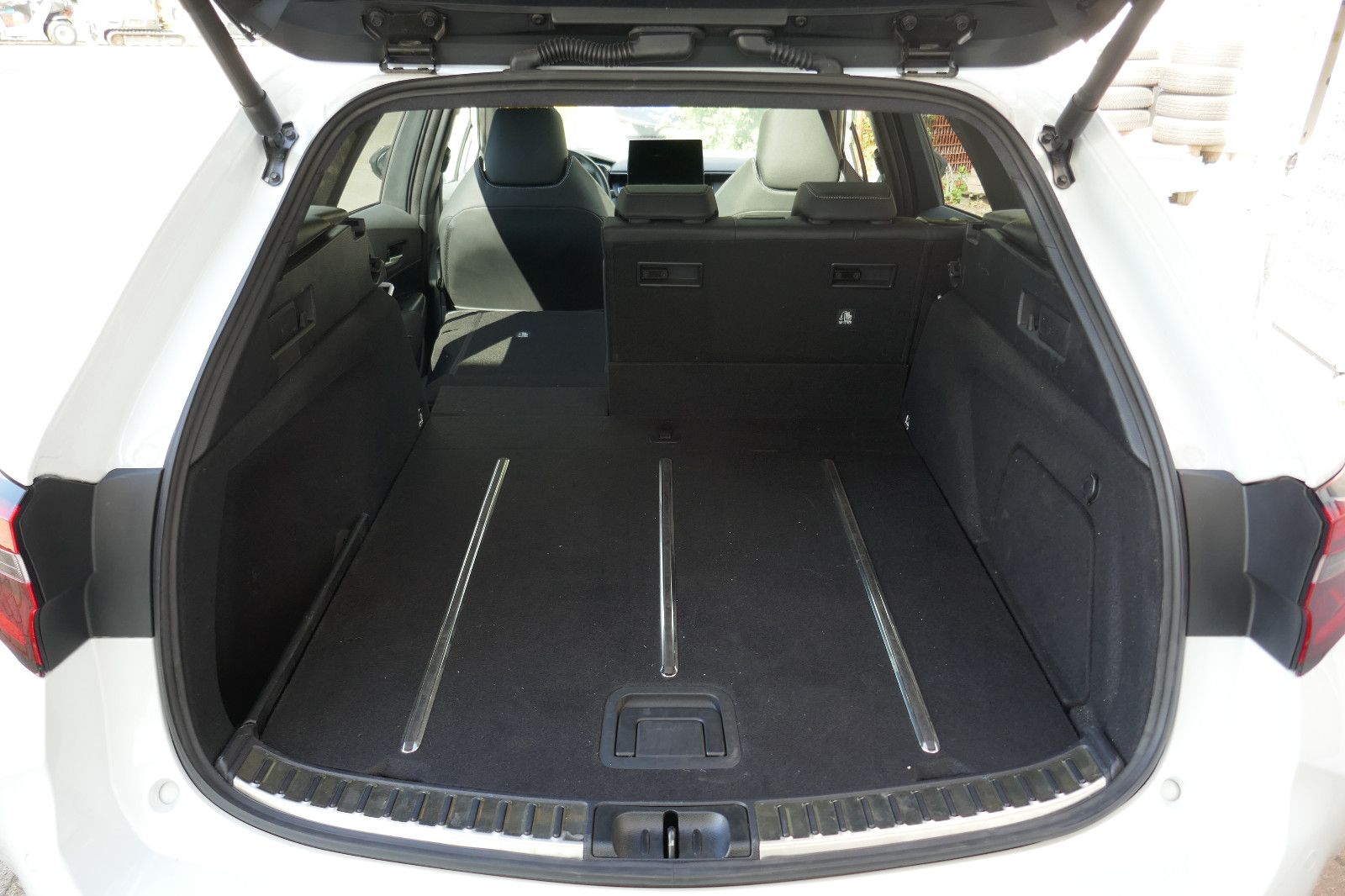Toyota Corolla 2.0 Hybrid Lounge - Samsaru's Car Outlet