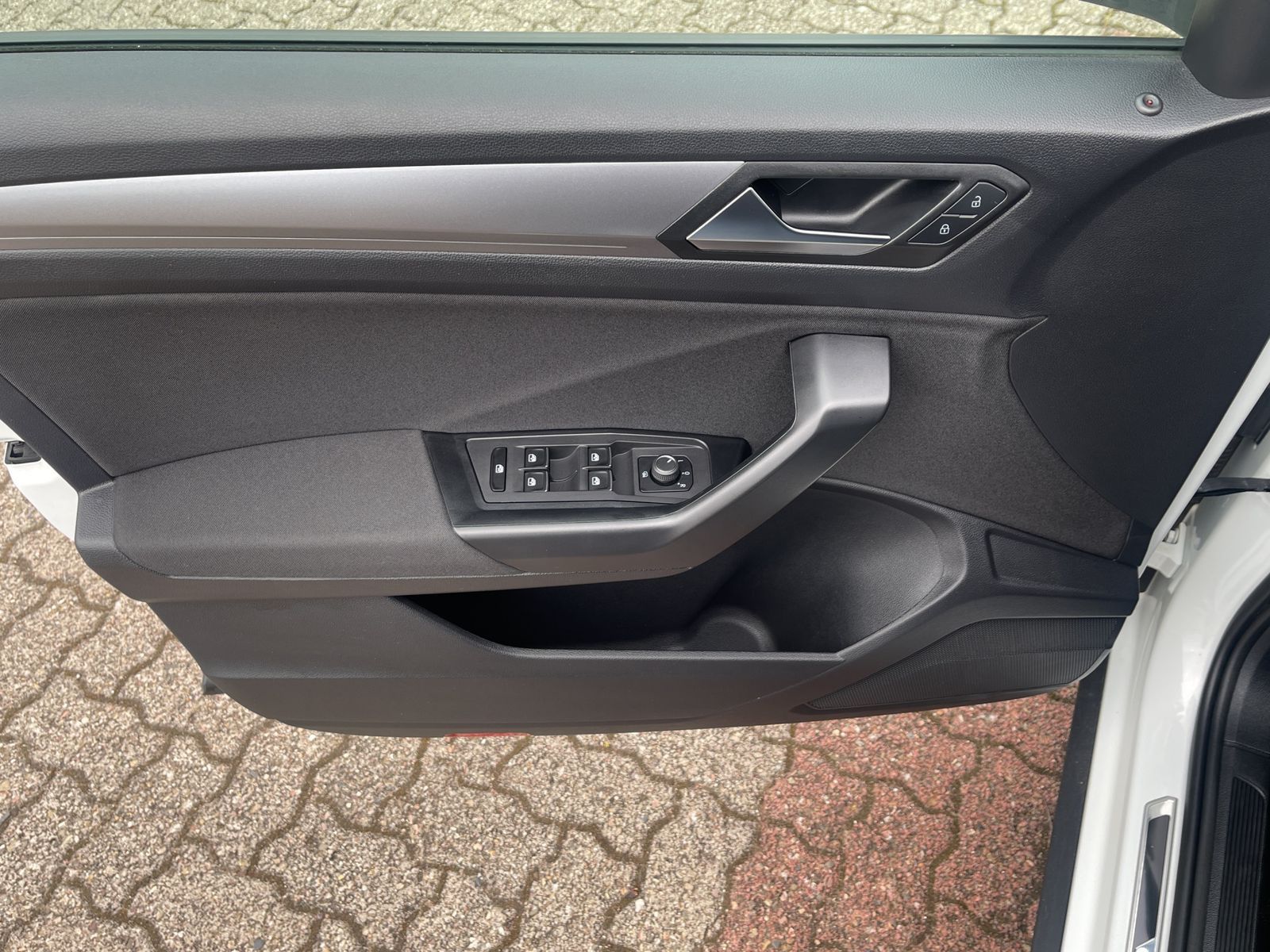 Volkswagen T-Roc 1.5 TSI Active - Samsaru's Car Outlet