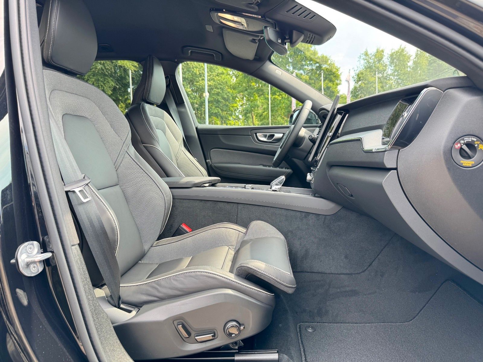 Volvo XC60 B5 B AWD PLUS BLACK EDITION - AHK -