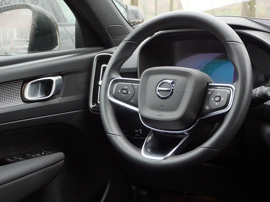 Volvo XC40 Plus Recharge Pure Electric AHK