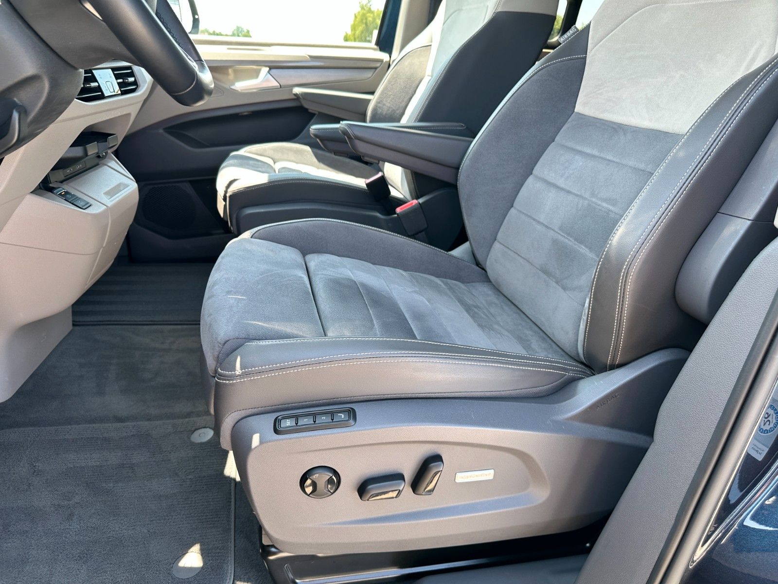 Volkswagen T7 Multivan 2.0 TDI - Samsaru's Car Outlet