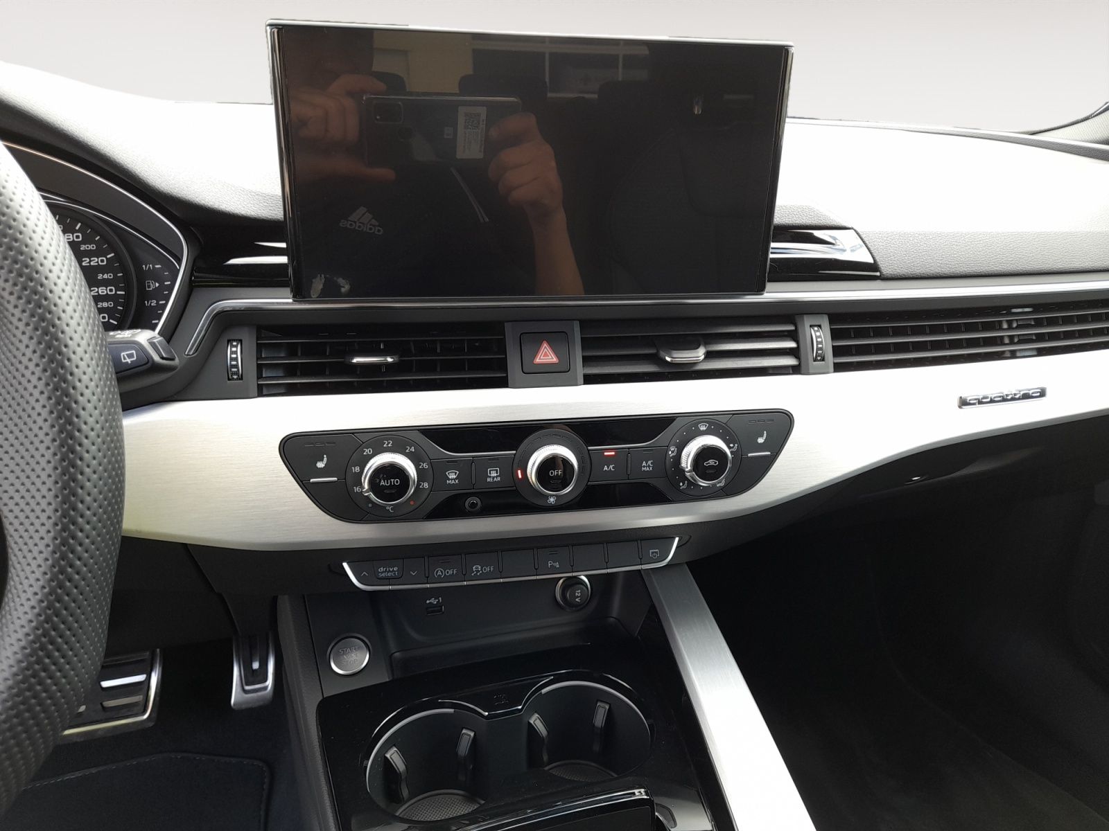 Audi A4 Avant 40 TFSI quattro S-Line - Samsaru's Car Outlet