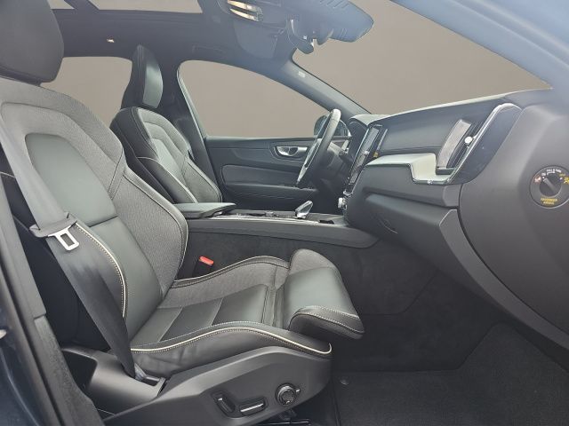 Volvo XC60 B5 AWD Ultimate Dark - Samsaru's Car Outlet