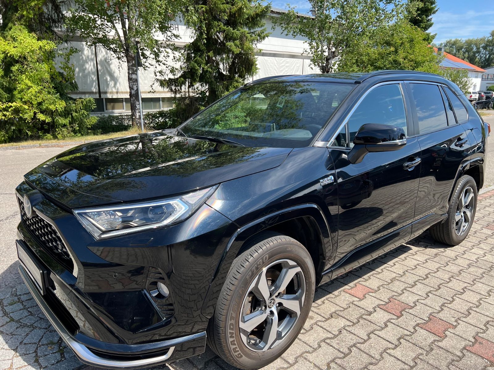 Toyota RAV 4 2.5 Plug-In Hybrid 4x4 - Samsaru's Car Outlet