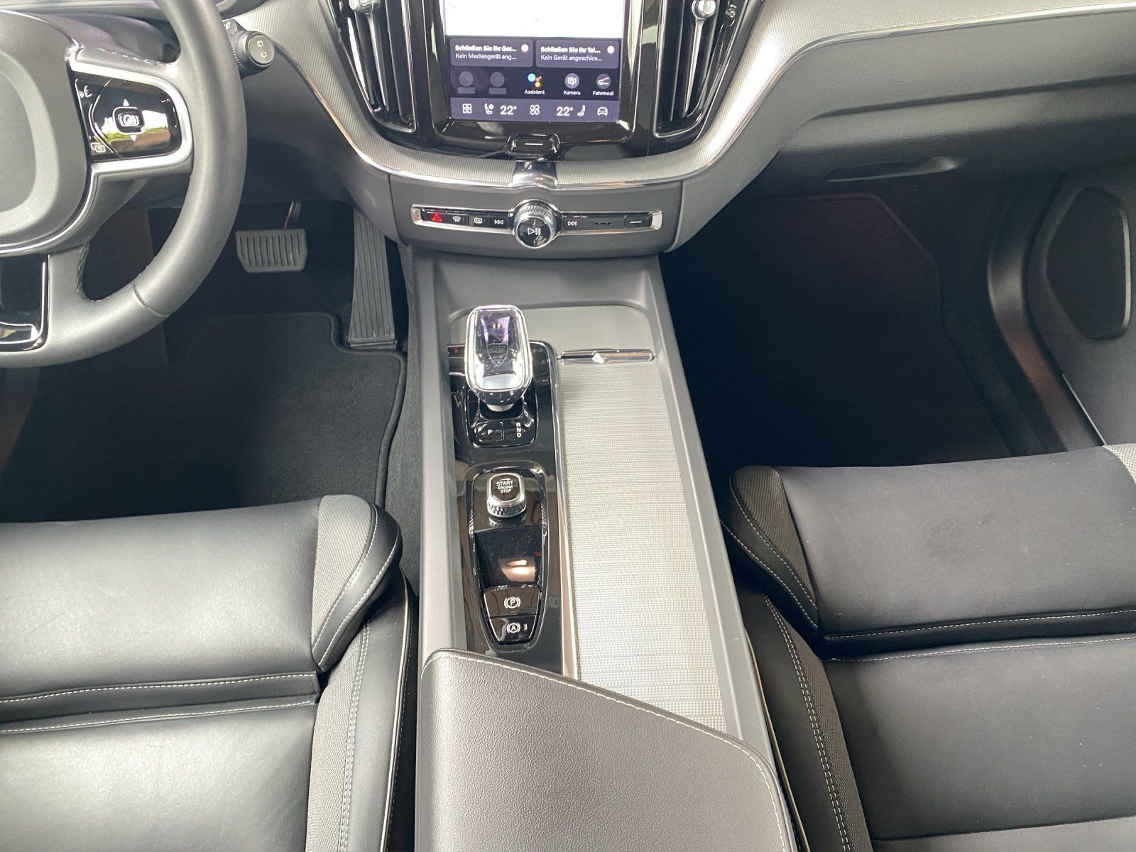 Volvo XC60 T8 Ultimate Dark Recharge AWD*AHK*Pano*WiPa