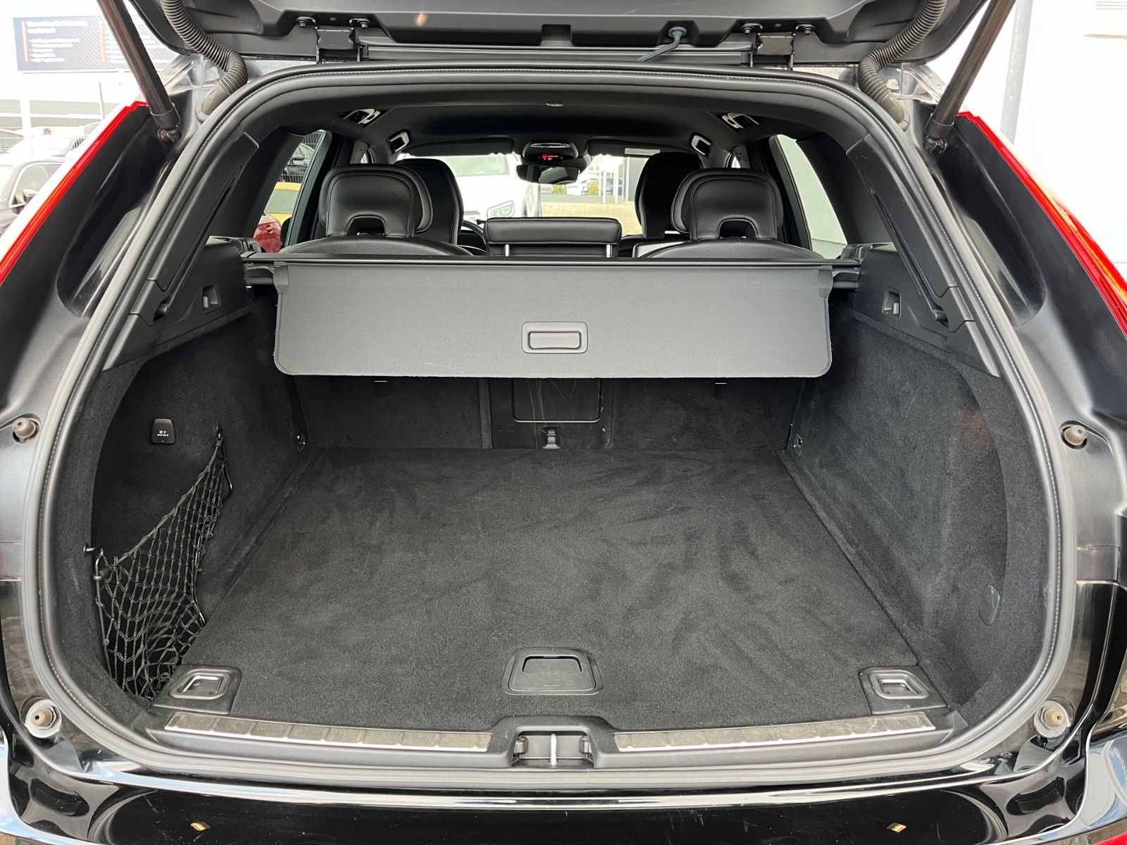Volvo XC 60 R-Design - Samsaru's Car Outlet