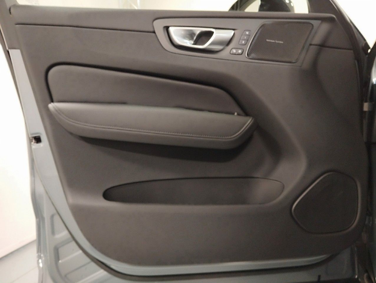 Volvo XC60 B4 Plus Dark Diesel AWD - Samsaru's Car Outlet