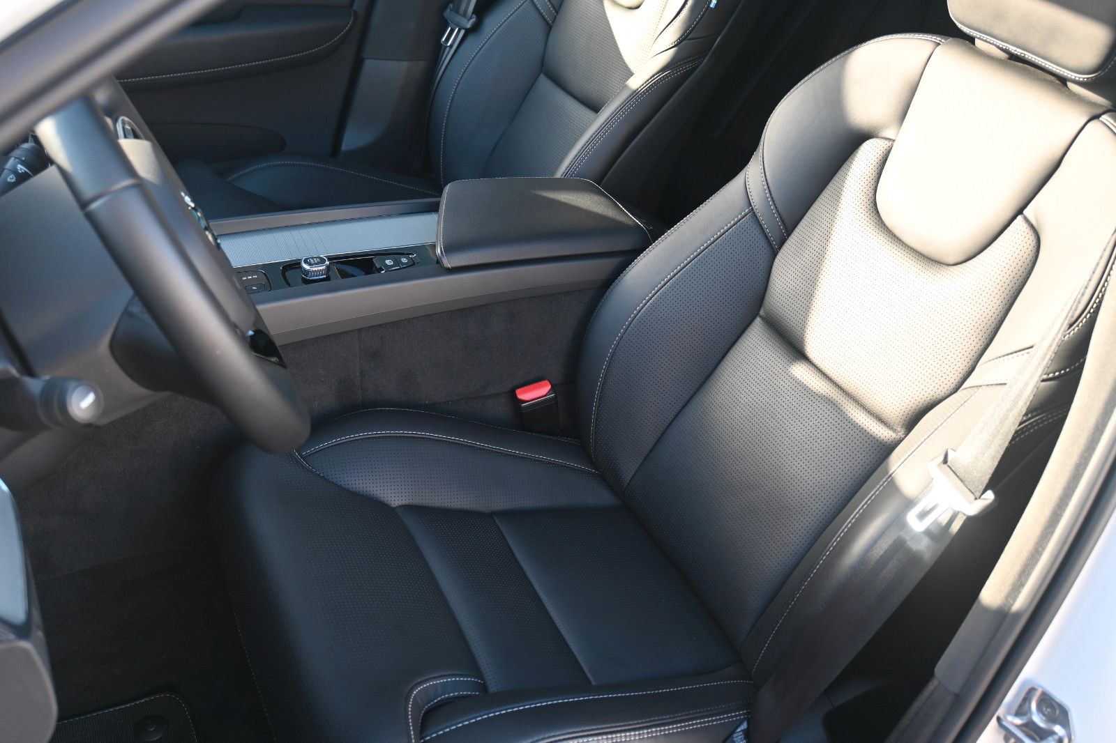 Volvo XC60 R Design PHEV - Samsaru's Car Outlet