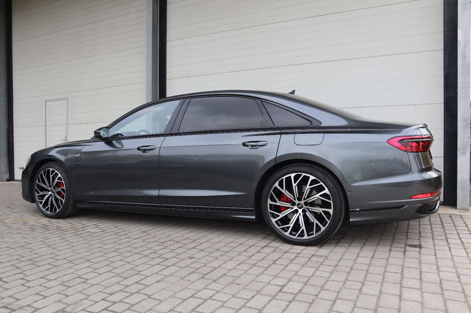 Audi A8L 60 TFSIe lang BLACK - Samsaru's Car Outlet