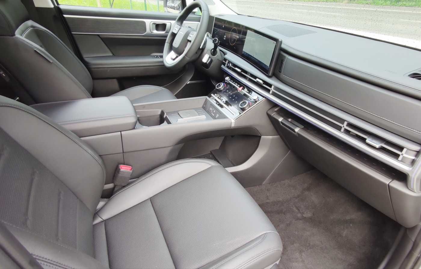 Hyundai Santa Fe Hybrid 4WD Signature - Samsaru's Car Outlet