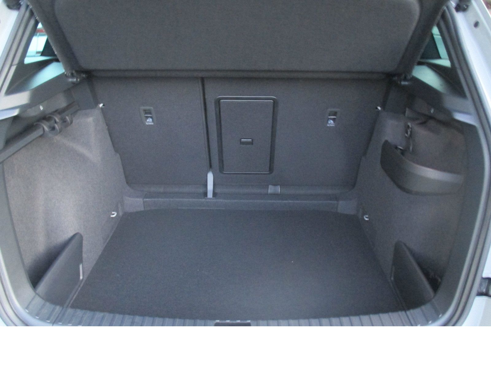 Skoda Karoq Sportline1,5TSI DSG Nav/ 360*/ AHK/ Side/
