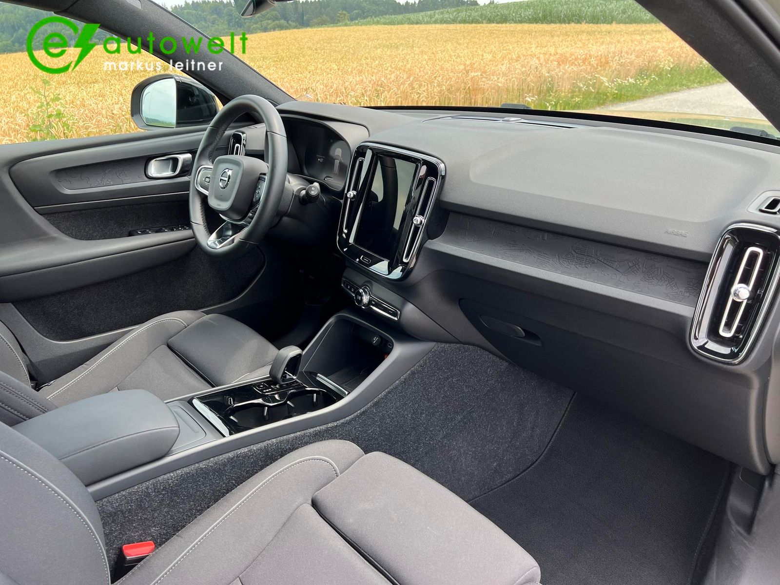 Volvo XC40 Plus Recharge Pure AWD - Samsaru's Car Outlet