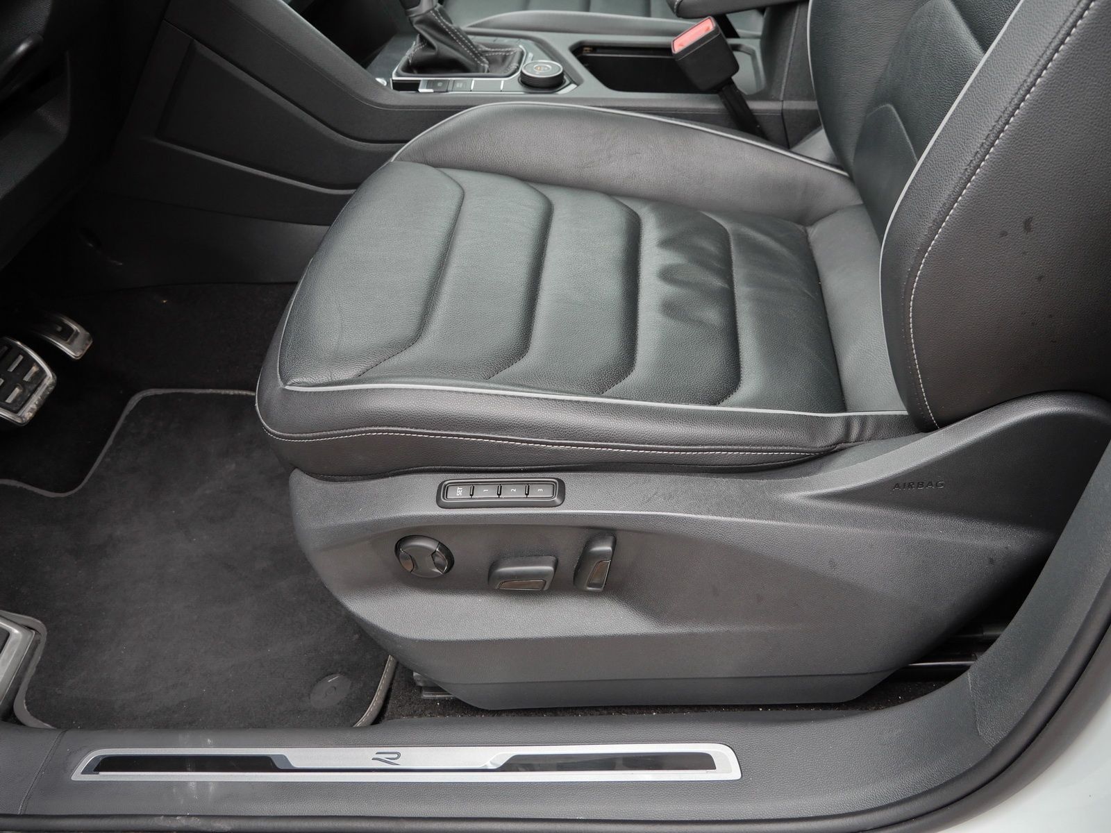 Volkswagen Tiguan 2.0 TDI R-Line Leder*PANO*HuD*IQ.LIGHT*