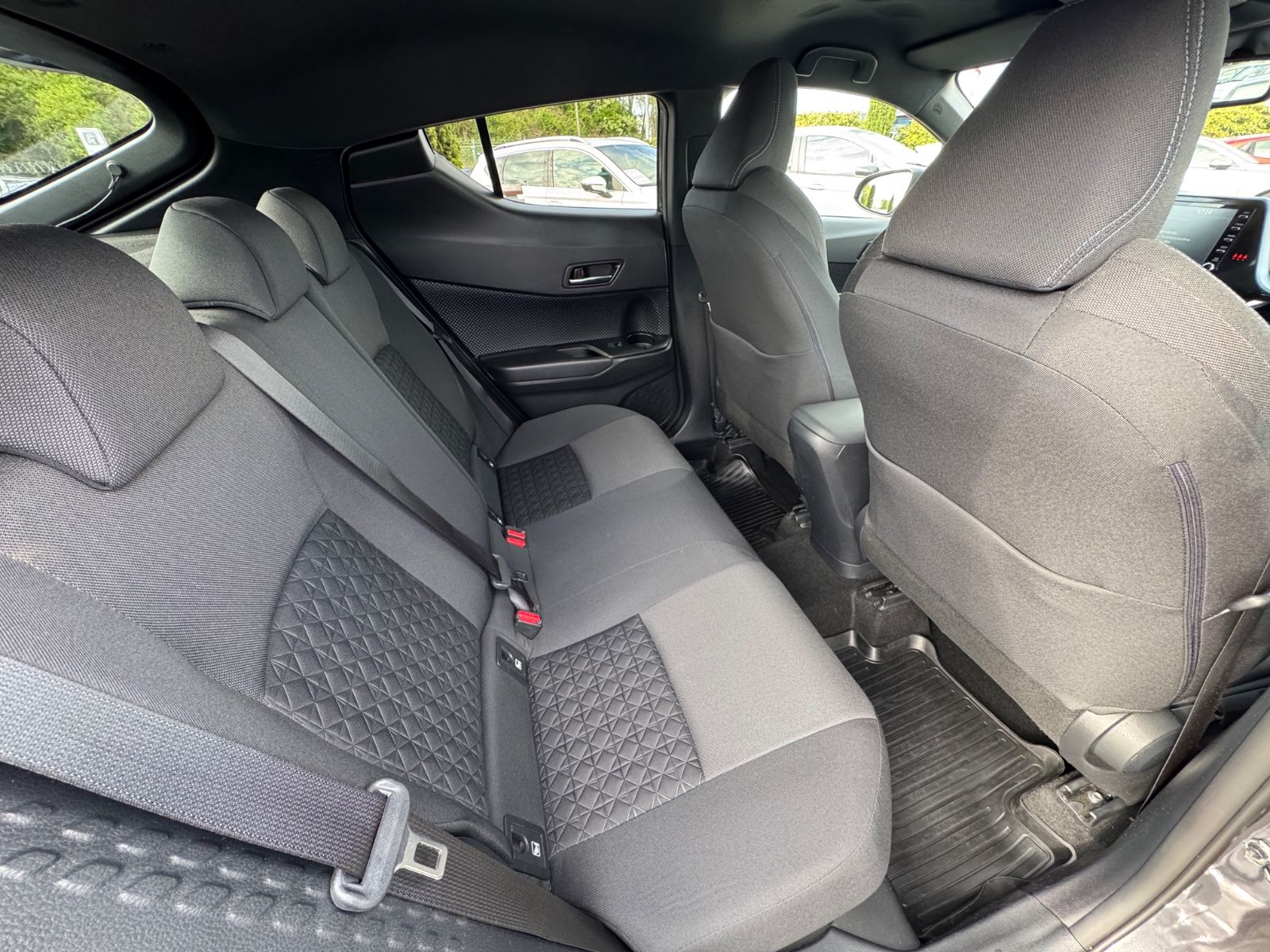 Toyota C-HR Hybrid Style - Samsaru's Car Outlet