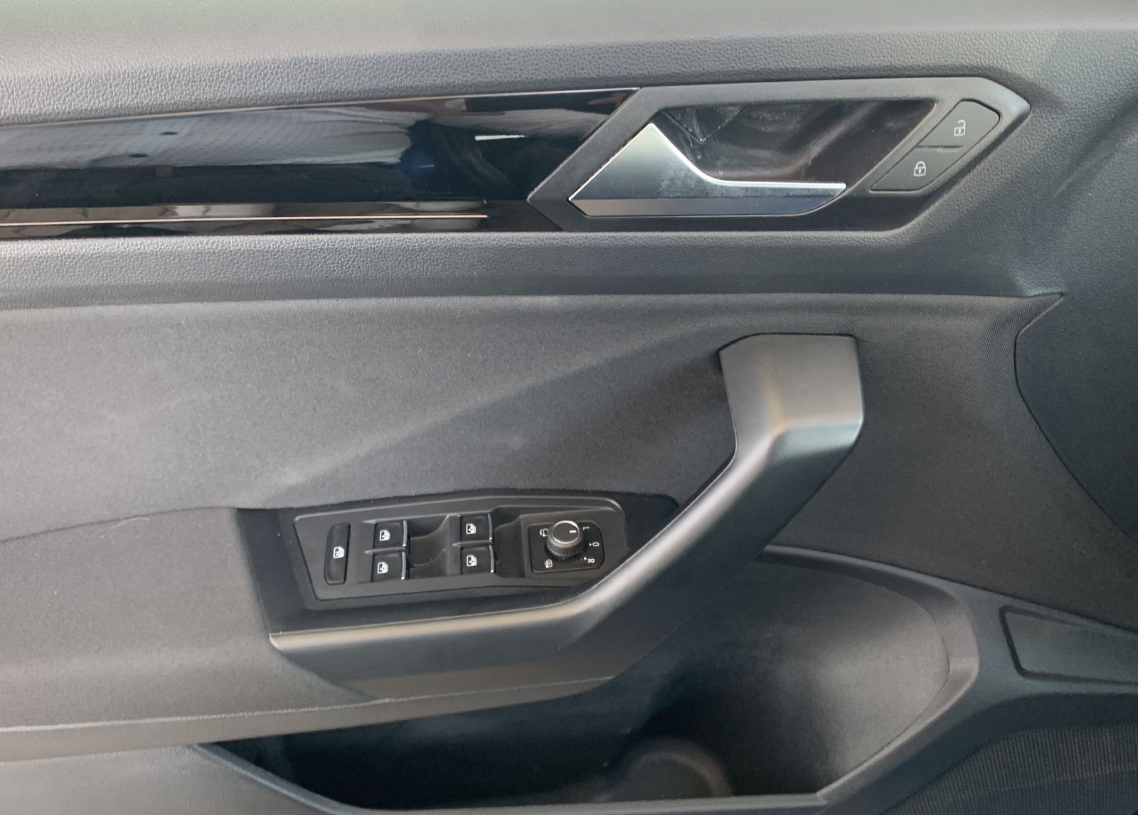 Volkswagen T-Roc 1.5 TSI Sport - Samsaru's Car Outlet