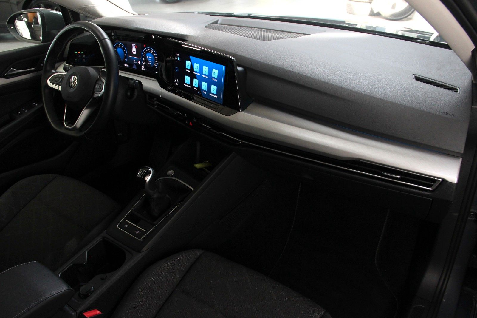 Volkswagen Golf 8 1.5 TSI Life - Samsaru's Car Outlet