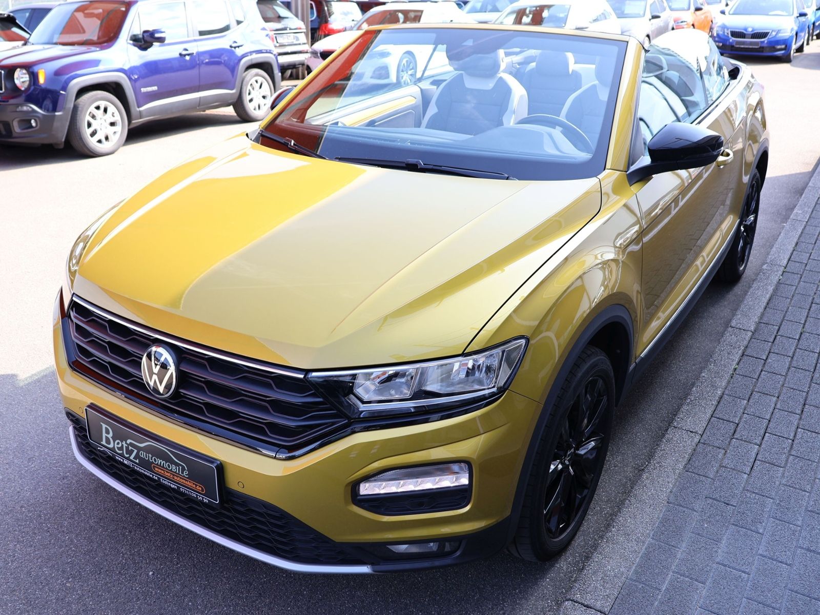 Volkswagen T-Roc Style - Samsaru's Car Outlet