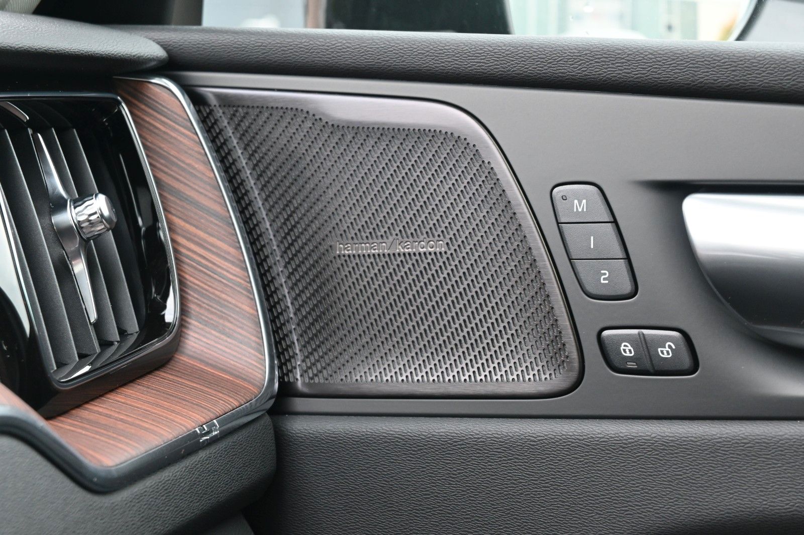 Volvo XC60 B4 D Autom. Plus Dark*STDHZG*360°*H&K*ACC