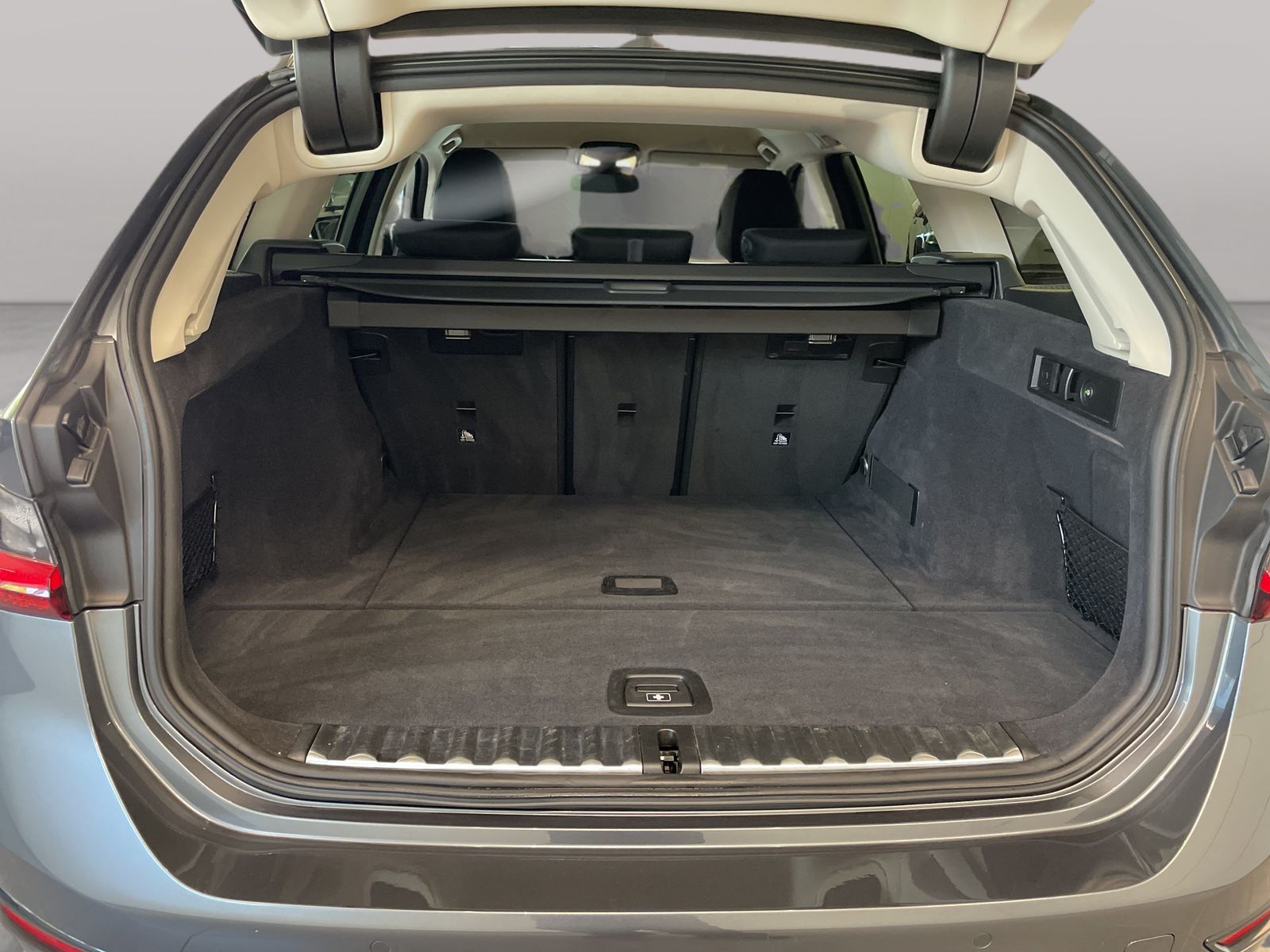 BMW 320i Touring - Samsaru's Car Outlet