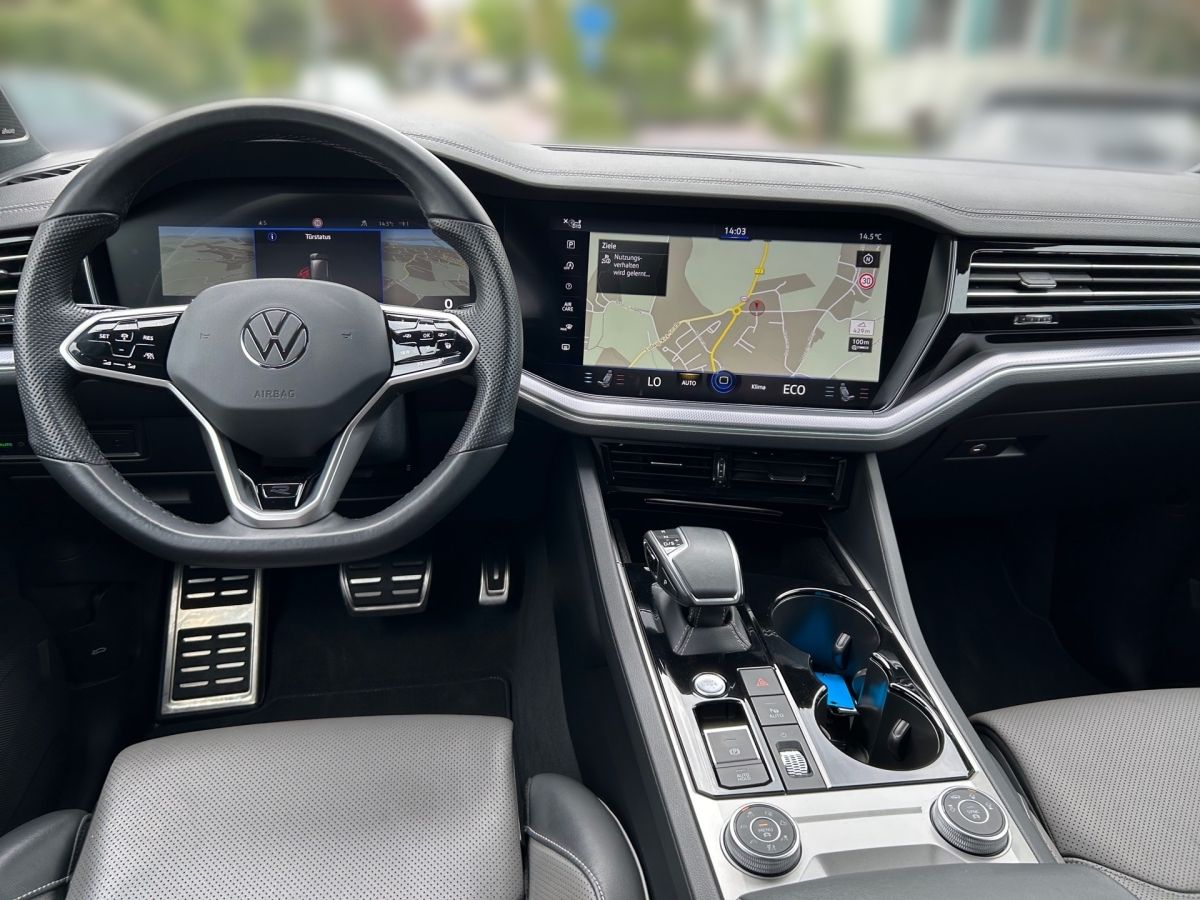 Volkswagen Touareg 3.0 TDI 4M R-Line - Samsaru's Car Outlet