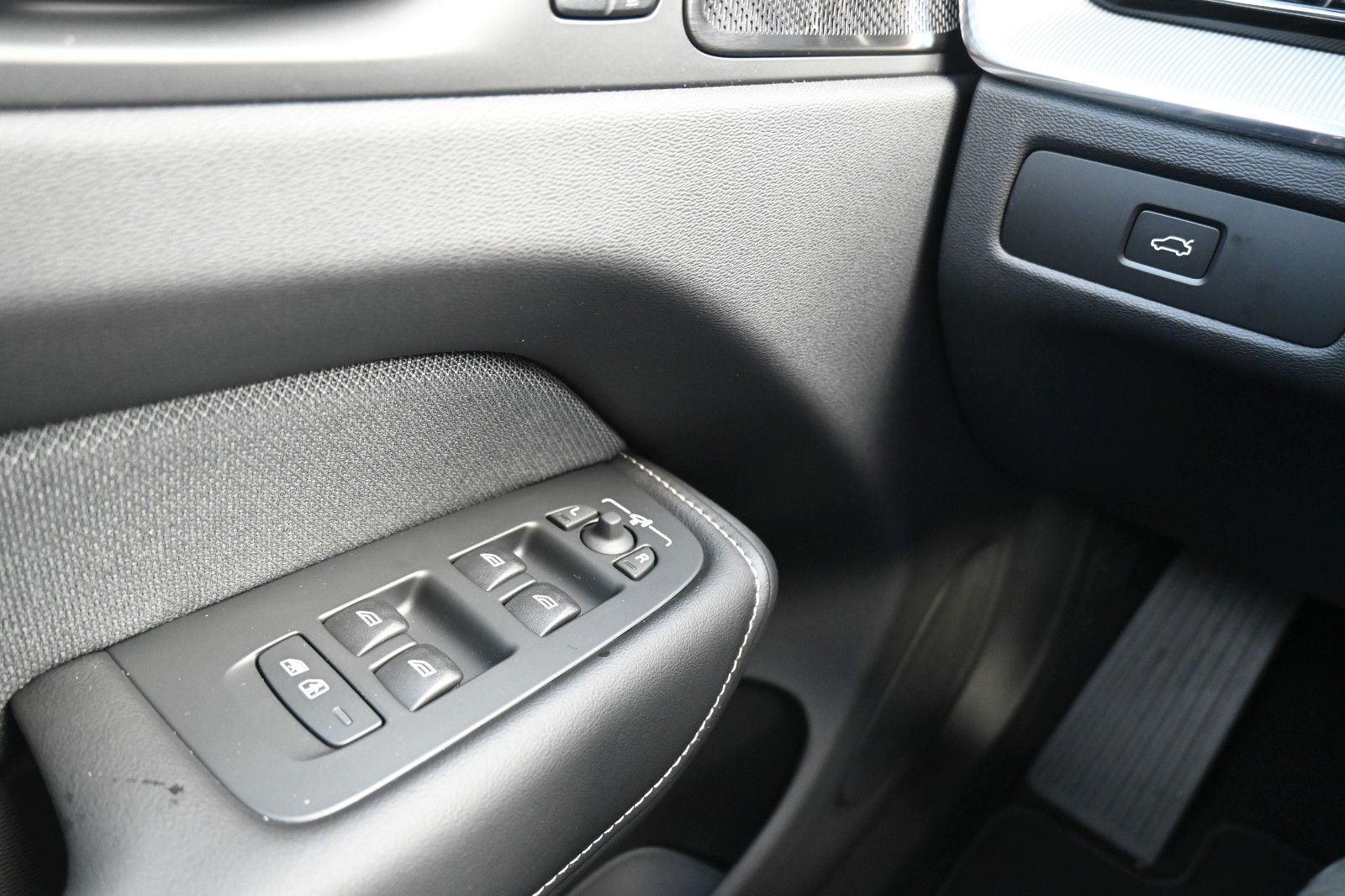 Volvo XC60 B5 AWD Plus Dark*H&K*FSHZG*360°*ACC*AHK