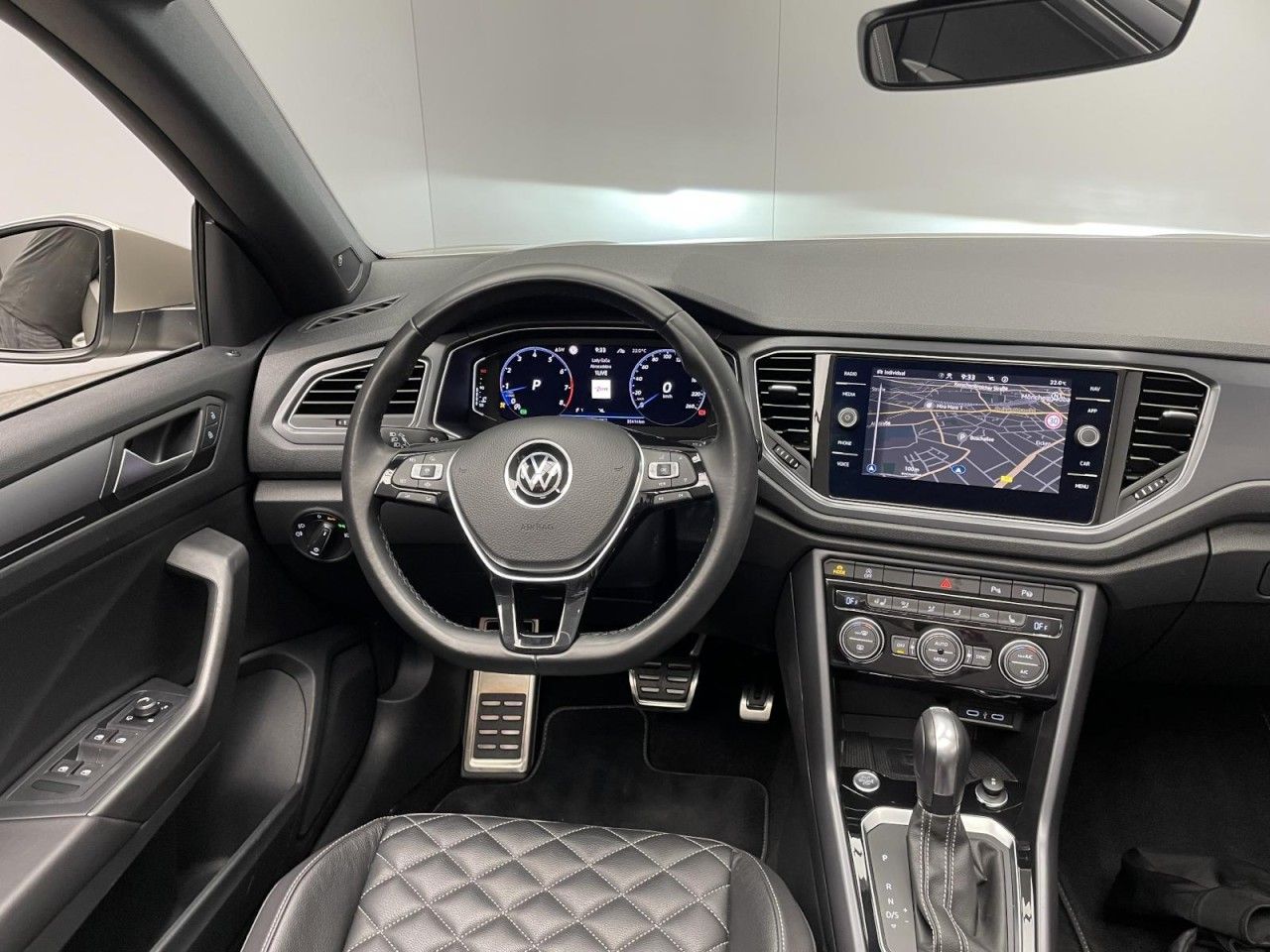 Volkswagen T-Roc 1.5 TSI DSG R-Line - Samsaru's Car Outlet