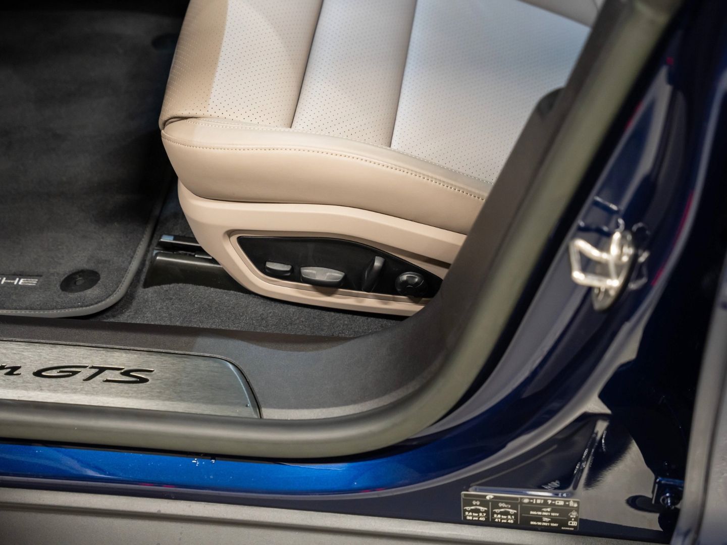 Porsche Taycan GTS InnoDrive Burmester Beifahrerdisplay