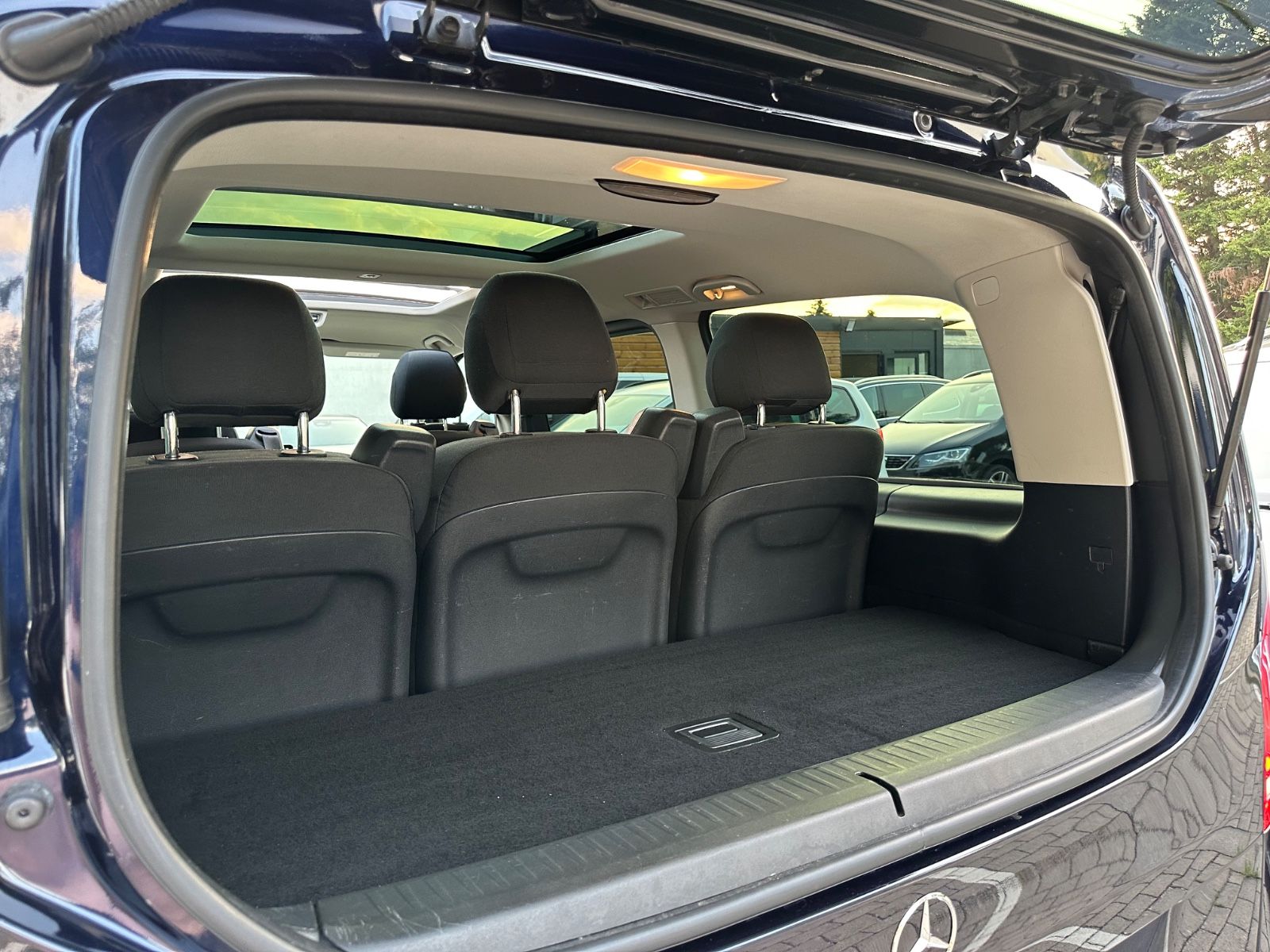 Mercedes-Benz V 300d EDITION Lang - Samsaru's Car Outlet