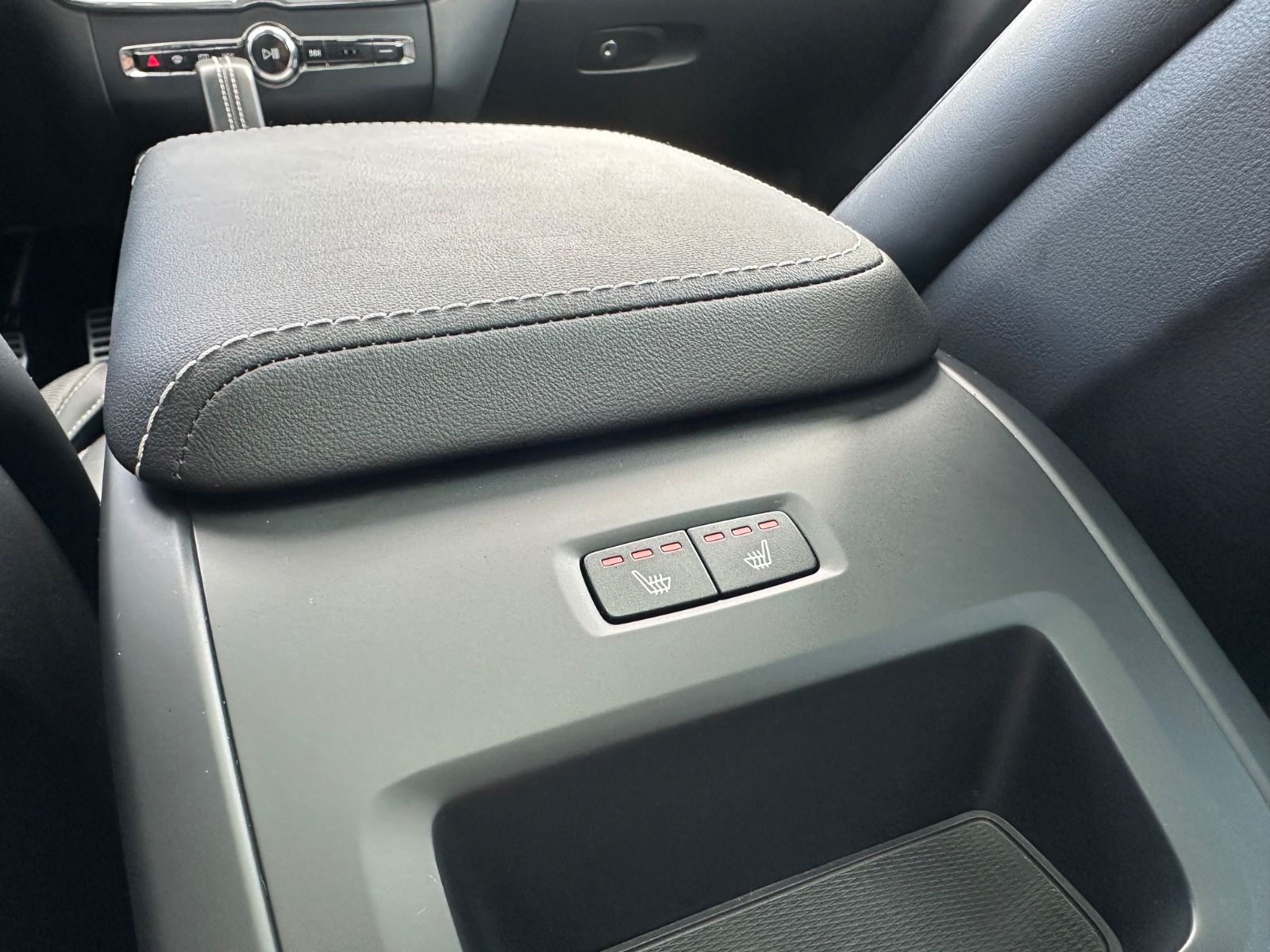 Volvo XC60 R Design T8 AWD Navi Pano HuD ACC AHK Leder