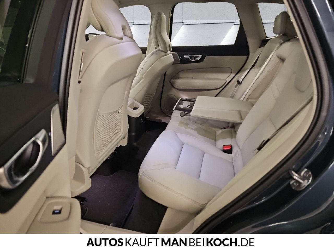 Volvo XC60 T6 AWD Plug-in Hybrid Ultra Dark - Samsaru's Car Outlet