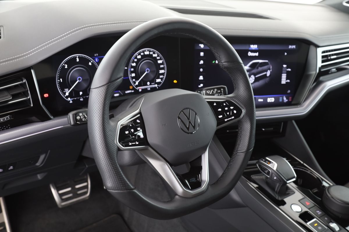 Volkswagen Touareg 3.0 TDI 4MOTION R-Line Black - Samsaru's Car Outlet