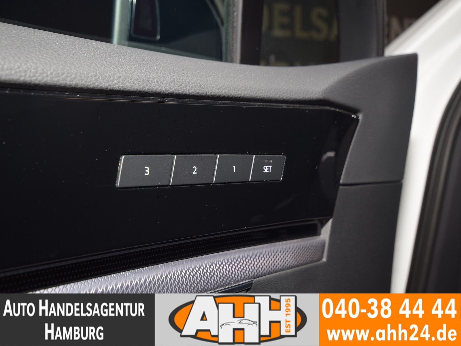 Volkswagen Touareg 3.0 TSI 4M R-LINE - Samsaru's Car Outlet