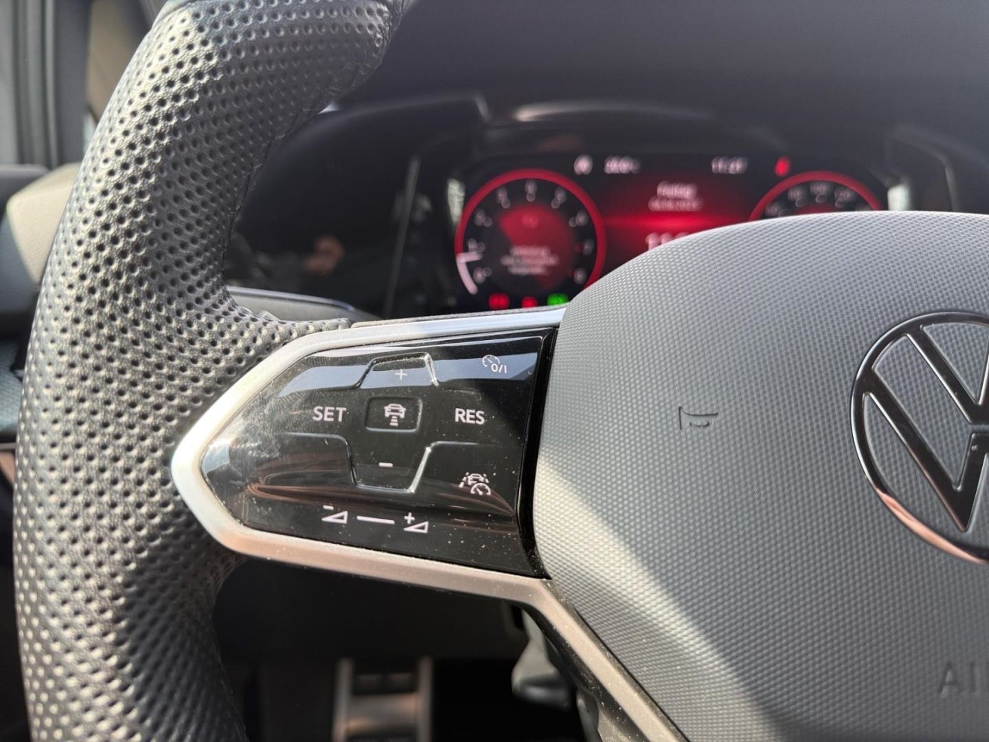 Volkswagen Golf 8 VIII R-Line 1.5 eTSI - Samsaru's Car Outlet