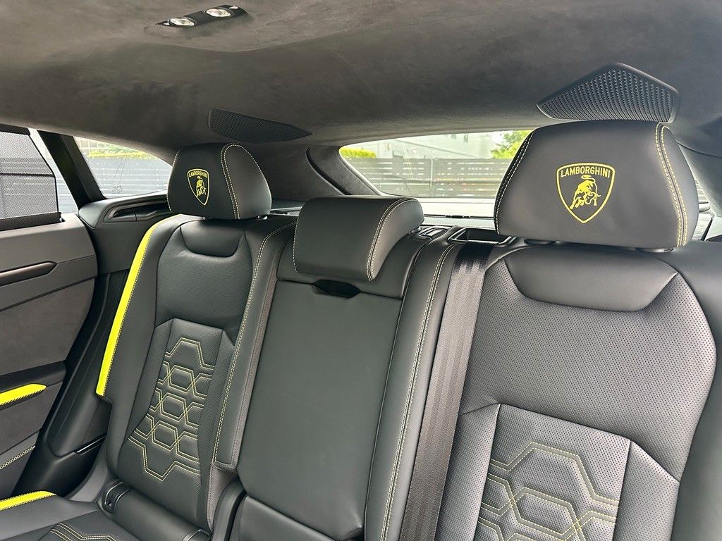 Lamborghini Urus - Samsaru's Car Outlet