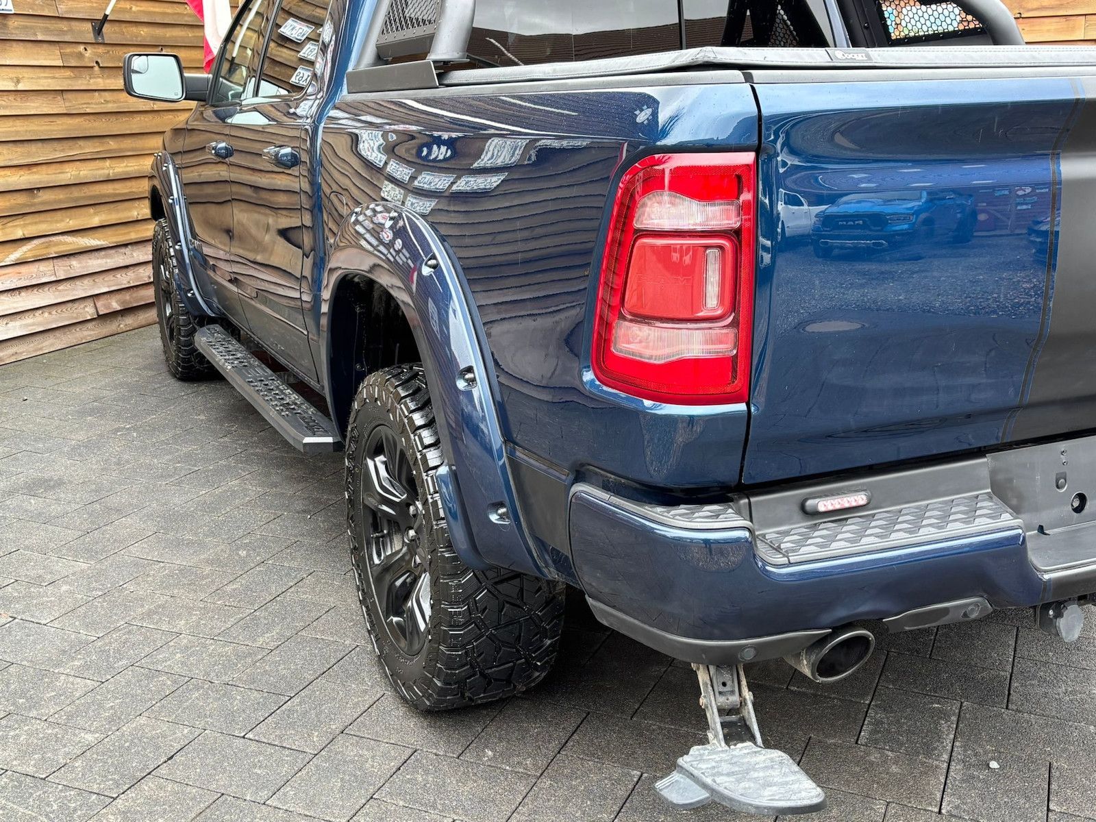 Dodge RAM 1500 Laramie 5,7L 4x4 AHK 12´´ LPG Bügel