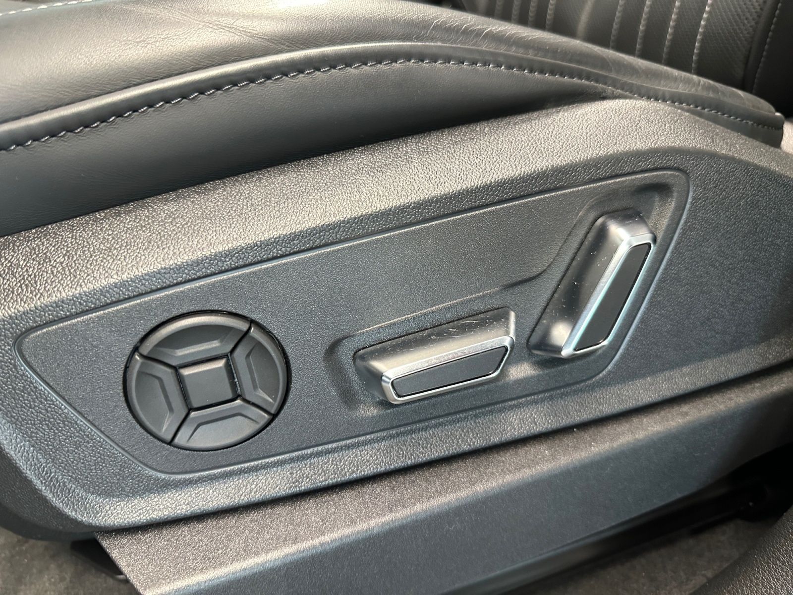Audi e-tron 55 quattro S line Sline AHK AIR PAN MTX B