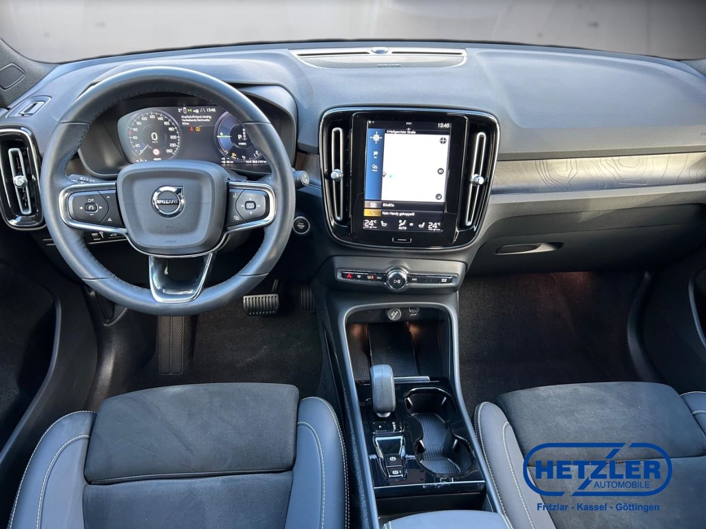 Volvo XC40 Plus Dark Recharge Plug-In Hybrid 2WD Stand