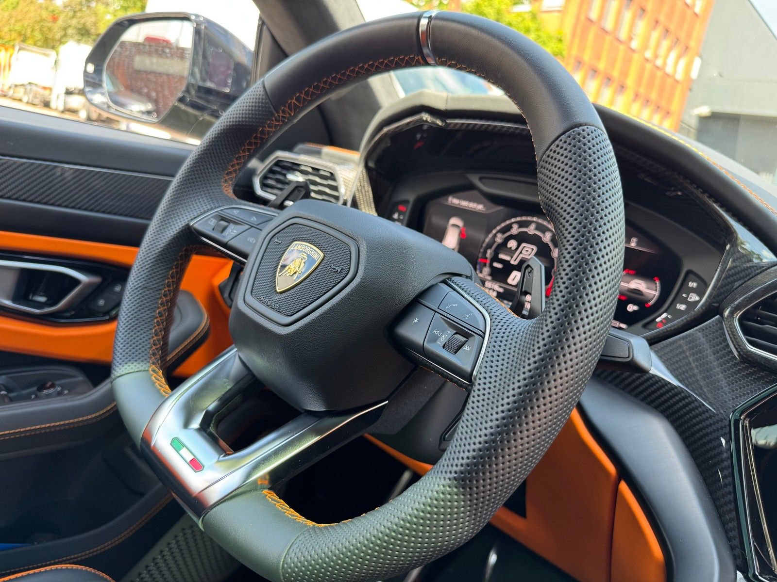 Lamborghini Urus 4.0 V8 S - Samsaru's Car Outlet