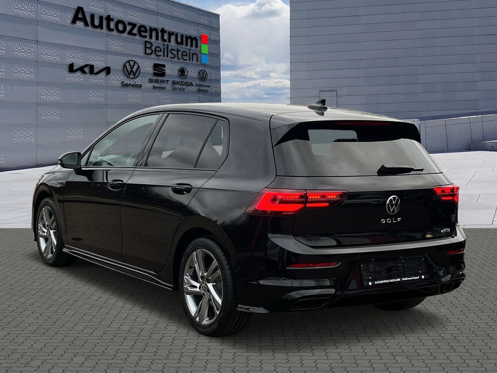 Volkswagen Golf VIII 1.5 eTSI DSG R-Line - Samsaru's Car Outlet