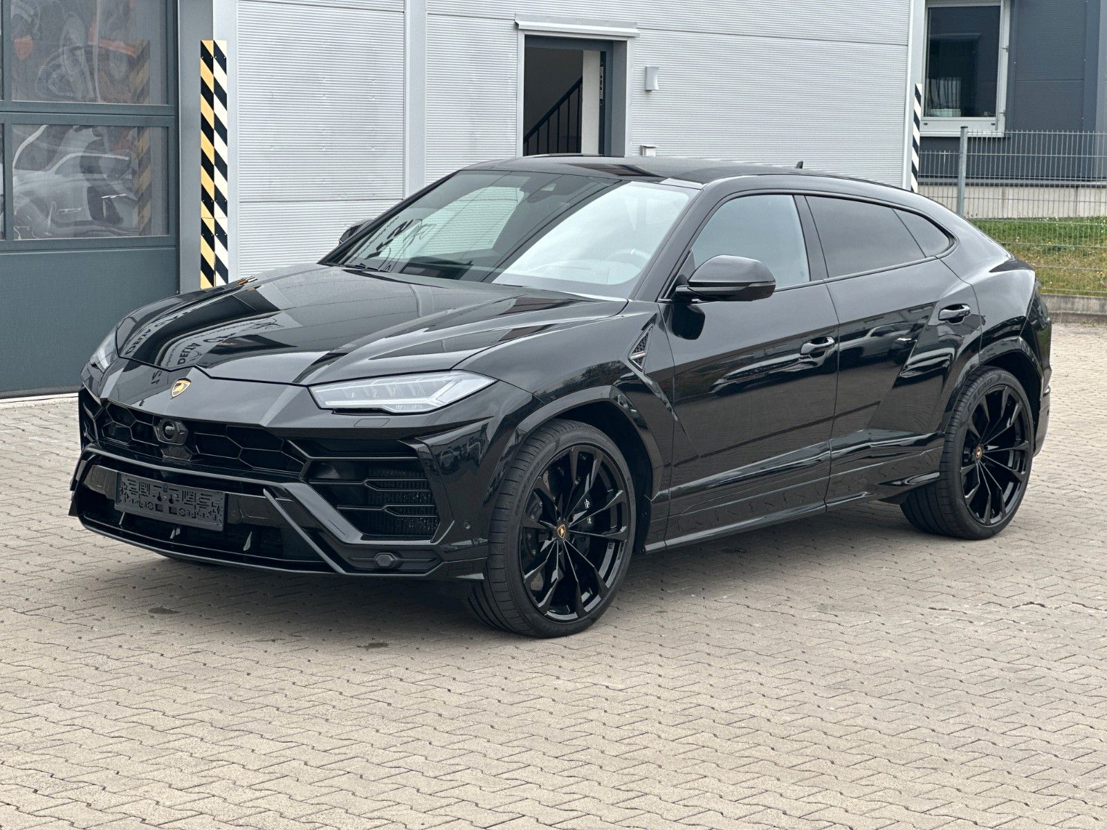 Lamborghini Urus 4.0 V8 - Samsaru's Car Outlet