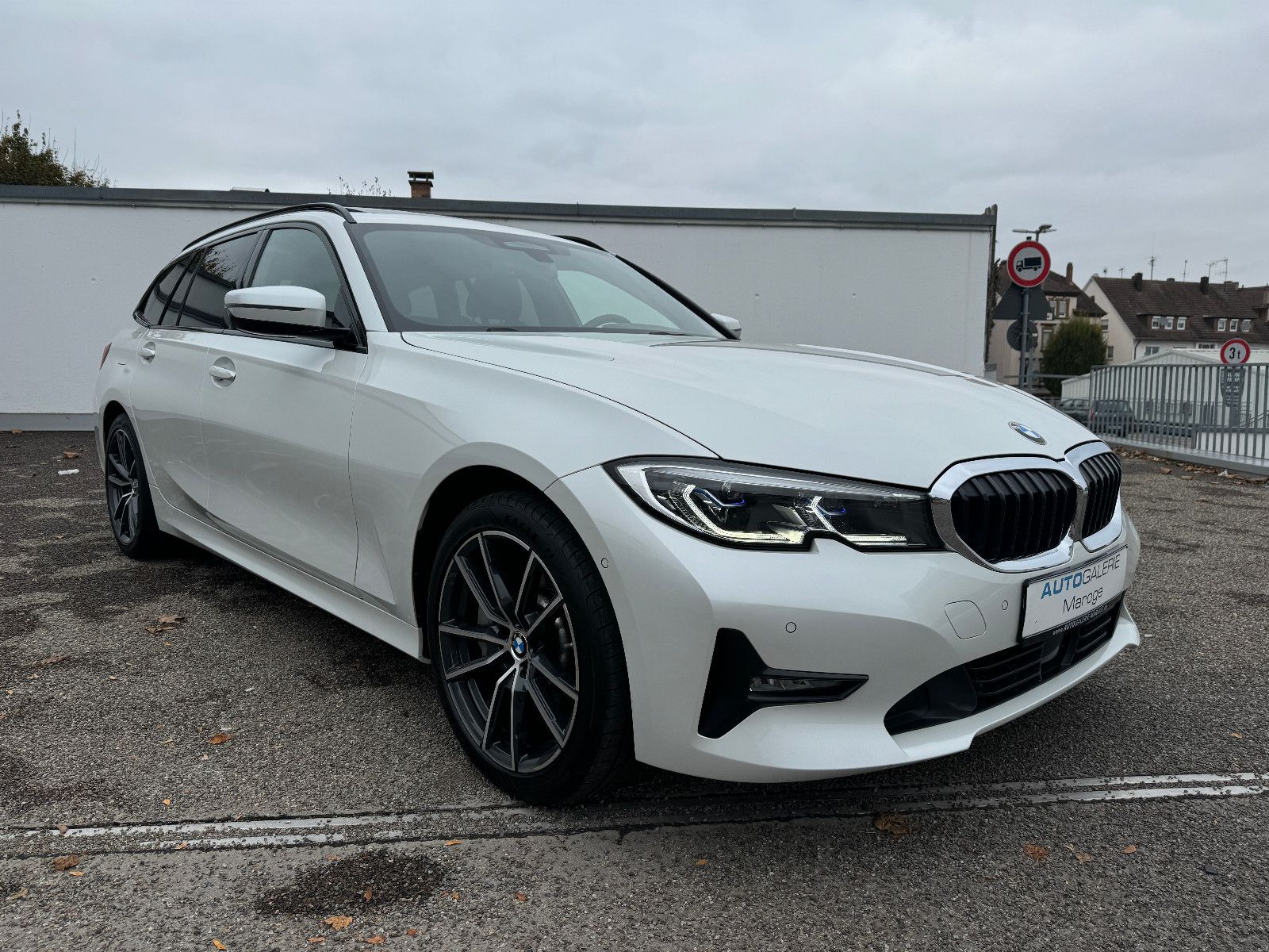 BMW 330 i xDrive Aut. - Samsaru's Car Outlet